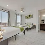 City Lights 2Br I Parking I King Bed I Workspace