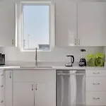 City Lights 2Br I Parking I King Bed I Workspace