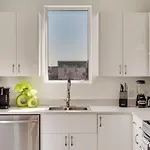 Skyline 2Br I Free Parking I King Bed I Workspace
