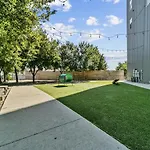 Landing At Lofts At Sylvan Thirty - 2 Bedrooms In West Dallas