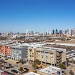 Landing At Lofts At Sylvan Thirty - 2 Bedrooms In West Dallas