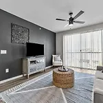 Landing At Lofts At Sylvan Thirty - 2 Bedrooms In West Dallas