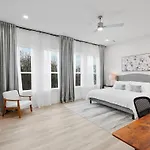 Modern 2Br L Pet-Friendly L Private Baths