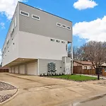 Pet-Friendly 2Br L Private Baths L Stylish Stay