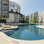 Getaway! Book Now! In The Heart Of Dallas! Great Location!