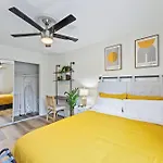 The Cozy Cove L Luxurious 2Bd Condo L Amazing Location L Parking L