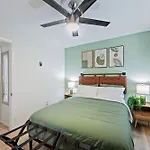 The Cozy Cove L Luxurious 2Bd Condo L Amazing Location L Parking L