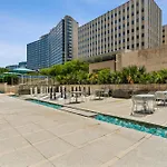 Modern Downtown City View High-Rise With Balcony, Gym, Pool, Free Parking 7Th Floor