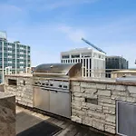 Modern Downtown City View High-Rise With Balcony, Gym, Pool, Free Parking 7Th Floor