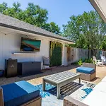 Modern Home With A Firepit, Heated Pool & Spa