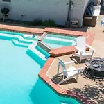 Modern Home With A Firepit, Heated Pool & Spa