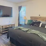 King Bed, Hot Tub, Ps4, Bbq, Large Yard & Garage!