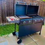 King Bed, Hot Tub, Ps4, Bbq, Large Yard & Garage!