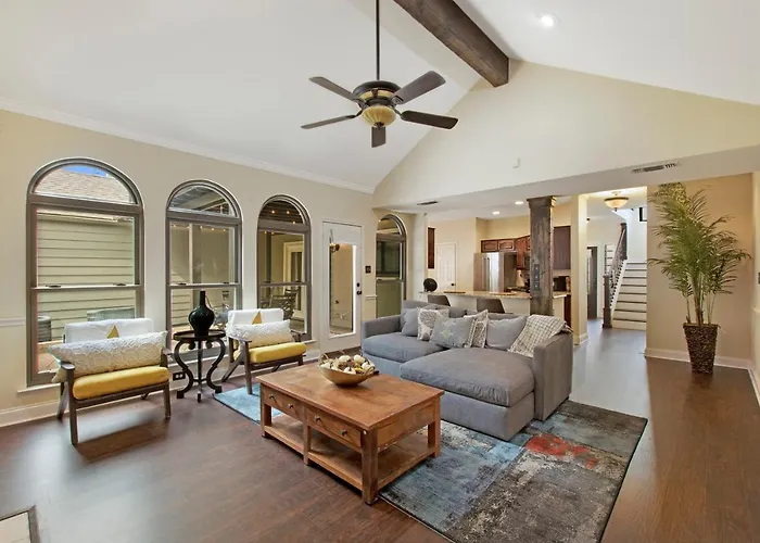 Cjs Cozy Farmhouse 2-Story Uptown Home