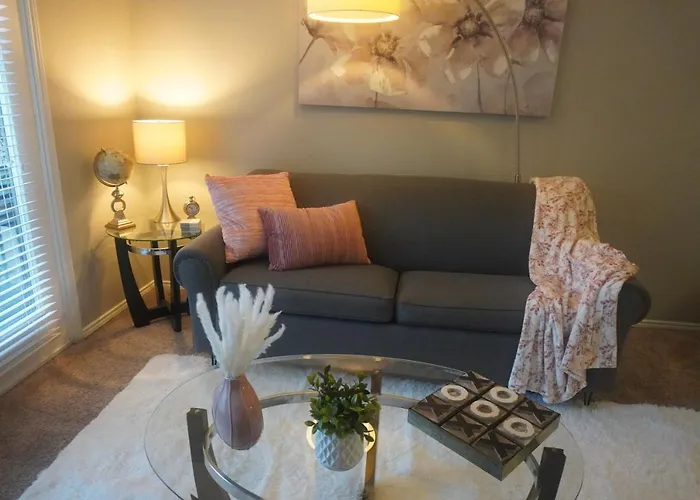 Contemporary Mid-Rise Apartment By Downtown Dallas