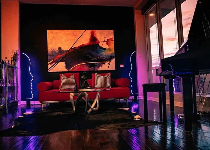 Downtown Dallas Art Penthouse Piano & Free Parking