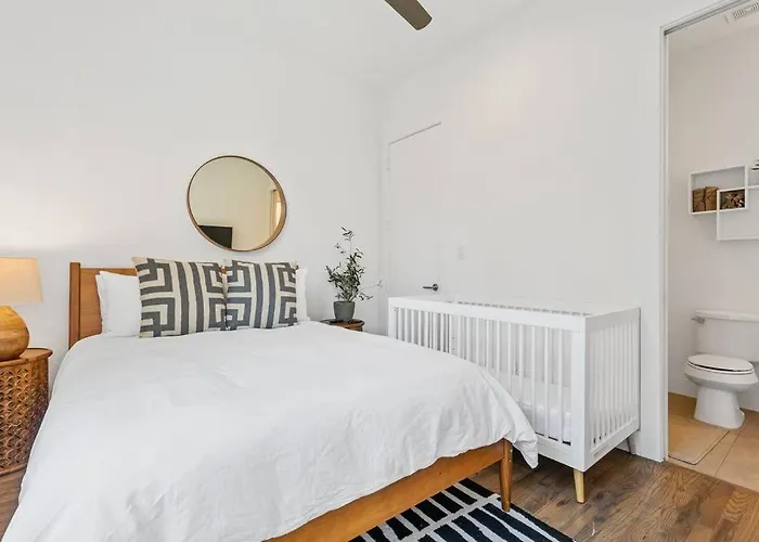 Beautiful Perfectly Located Luxury 2 Bed Townhome
