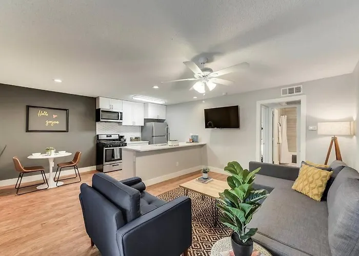 Hello Gorgeous Flat Near Downtown!