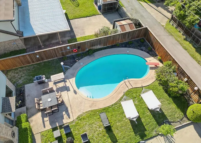 Spectacular 6Br 2,5Ba Holiday Home With Pool