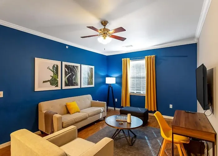Trendy Place To Stay In Downtown Next To Convention Center
