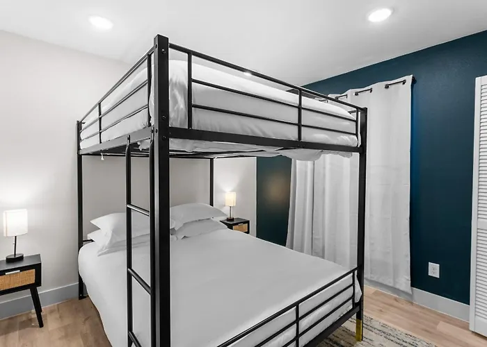 Stylish 2 Bed 1 Mile To Downtown Free Parking