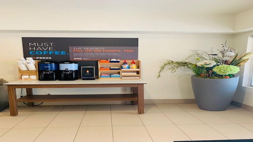 Hotel Express & - Park Northeast By Ihg 3*