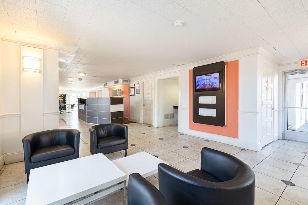 Hotel 6 Market Center 2*