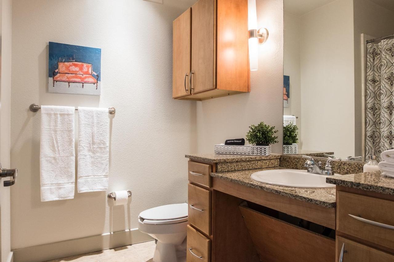 Frontdesk 2525 Reagan St Apts Uptown Apartment