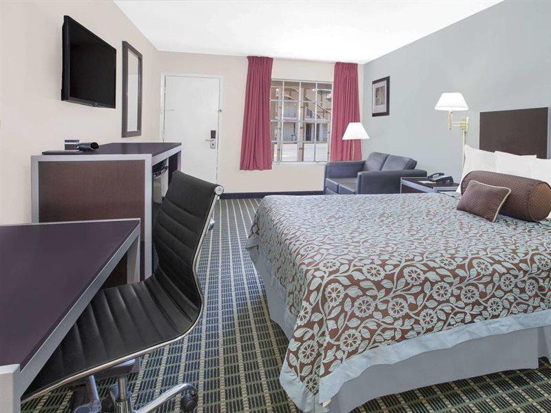 Days By Wyndham Market Center Field Motel Dallas