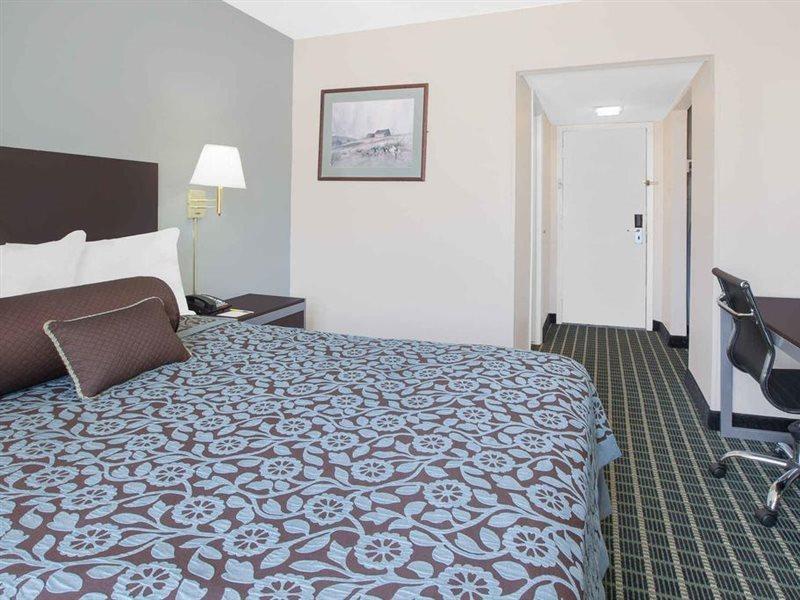 Days By Wyndham Market Center Field Motel