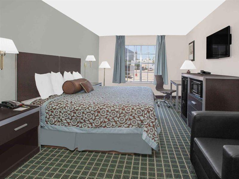 Days By Wyndham Market Center Field Motel