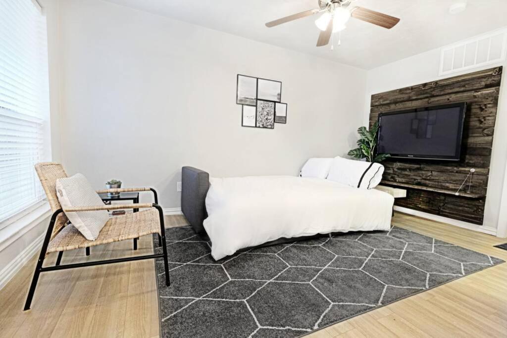 The Alcove Near Downtown Fun Nightlife Apartment *