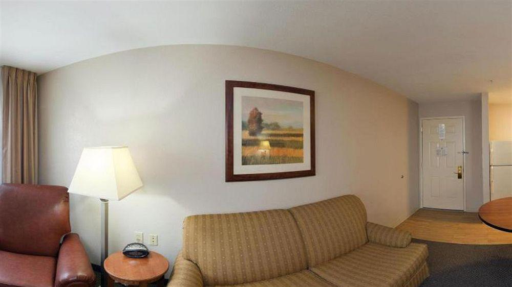 Candlewood Market Center-love Field By Ihg 3*