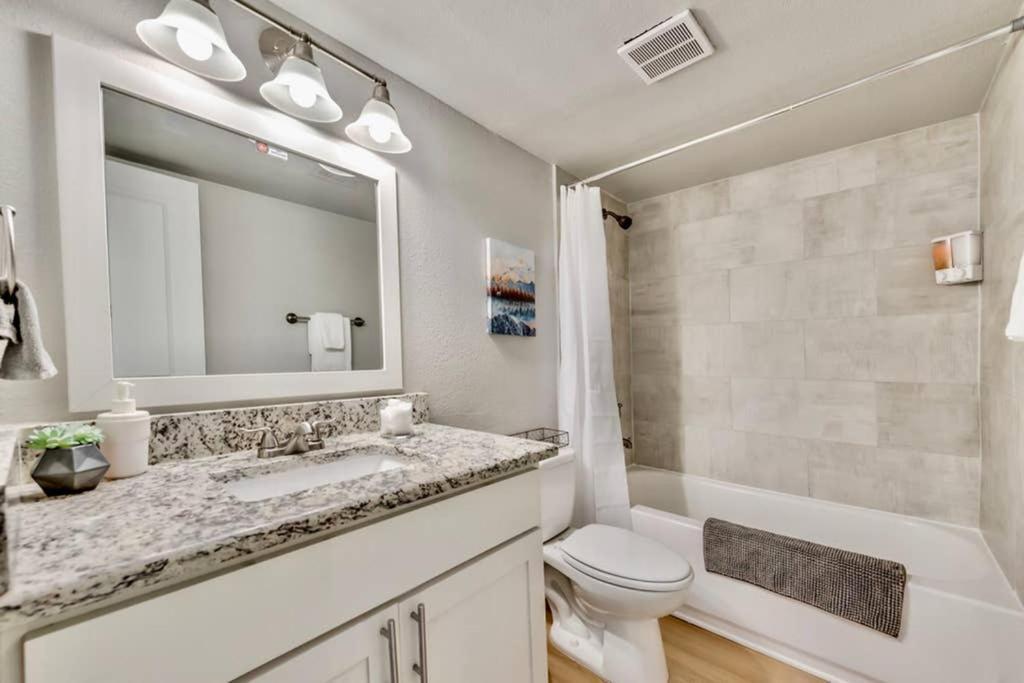 The Swank • Close To Downtown Apartment *