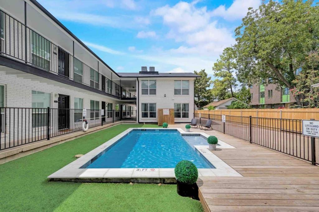 The Swank • Close To Downtown Apartment *