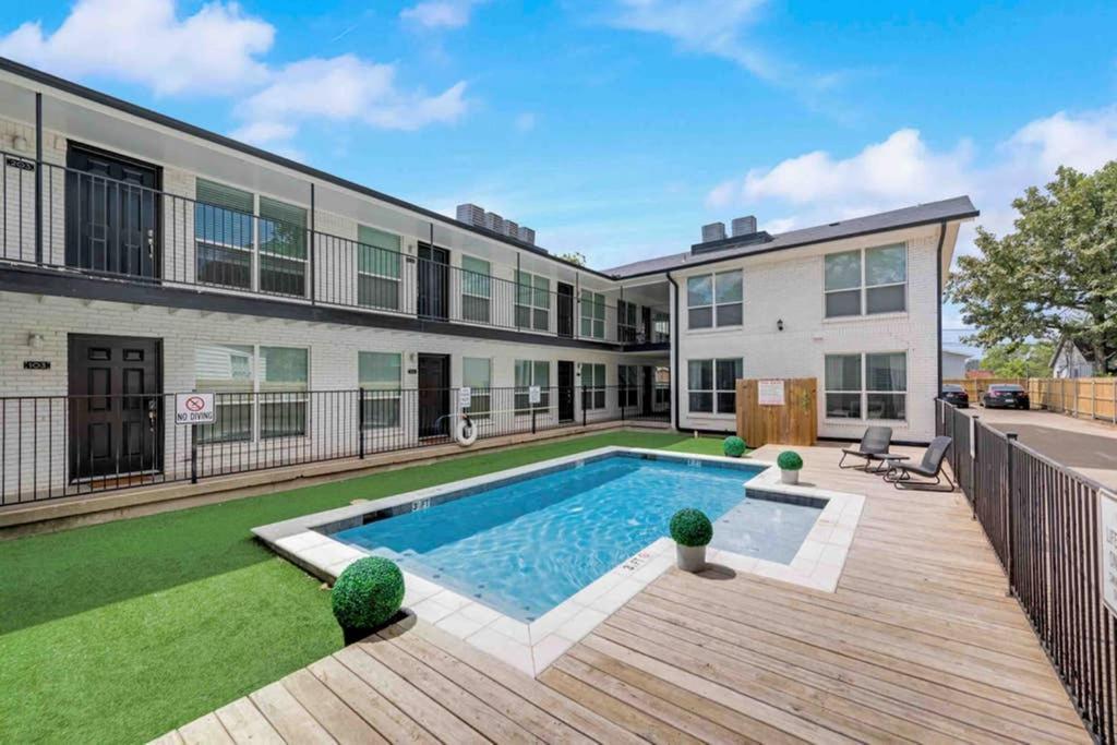 The Swank • Close To Downtown Apartment
