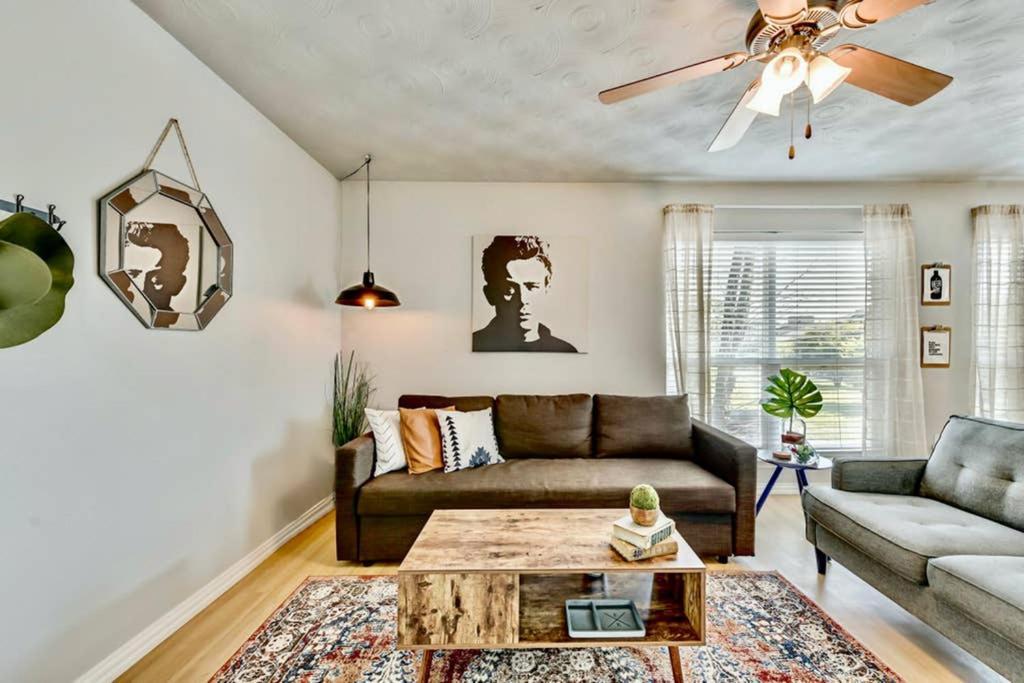 The Swank • Close To Downtown Apartment *