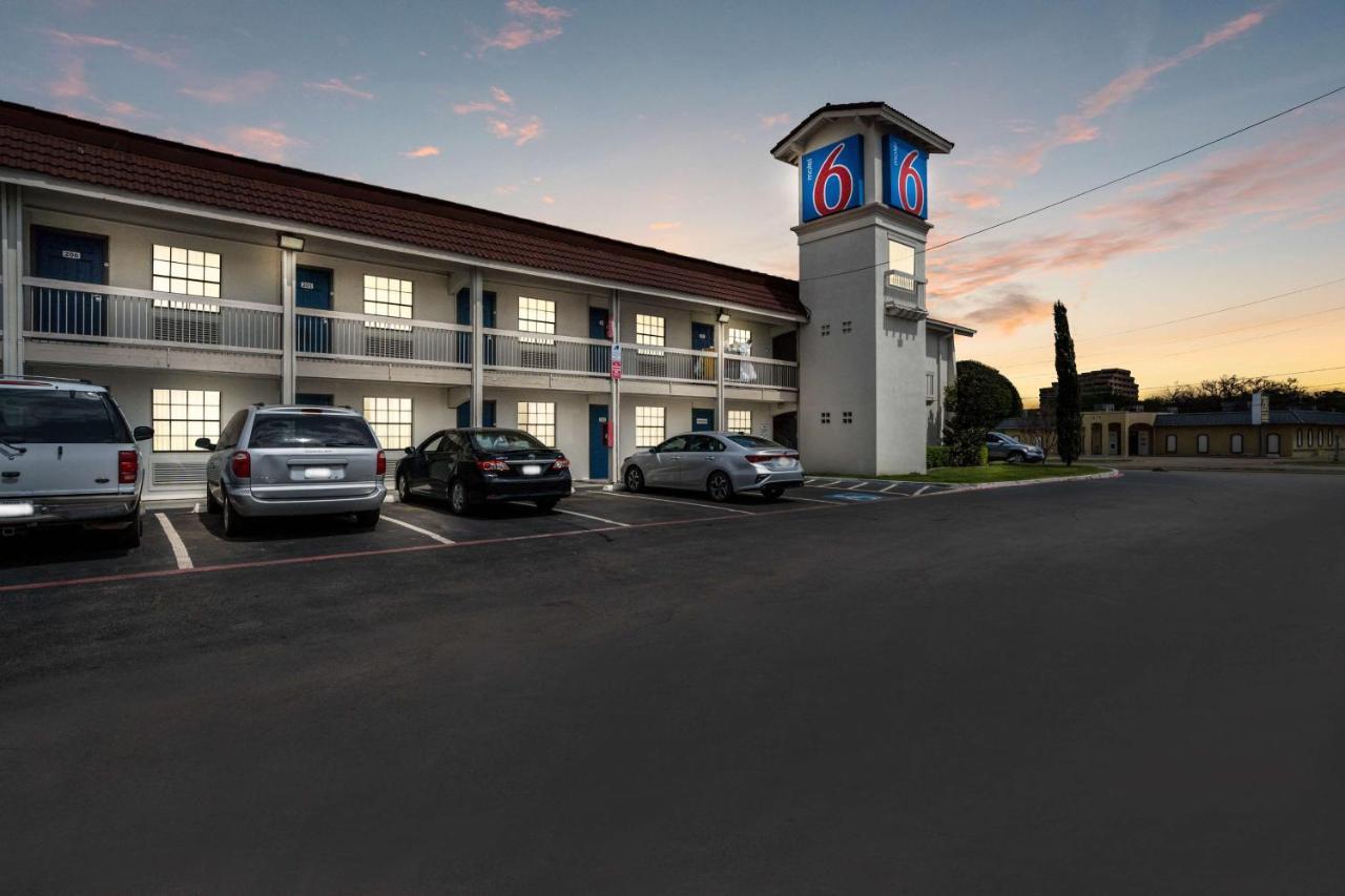 Hotel 6-dallas, Tx - Market Center 2*