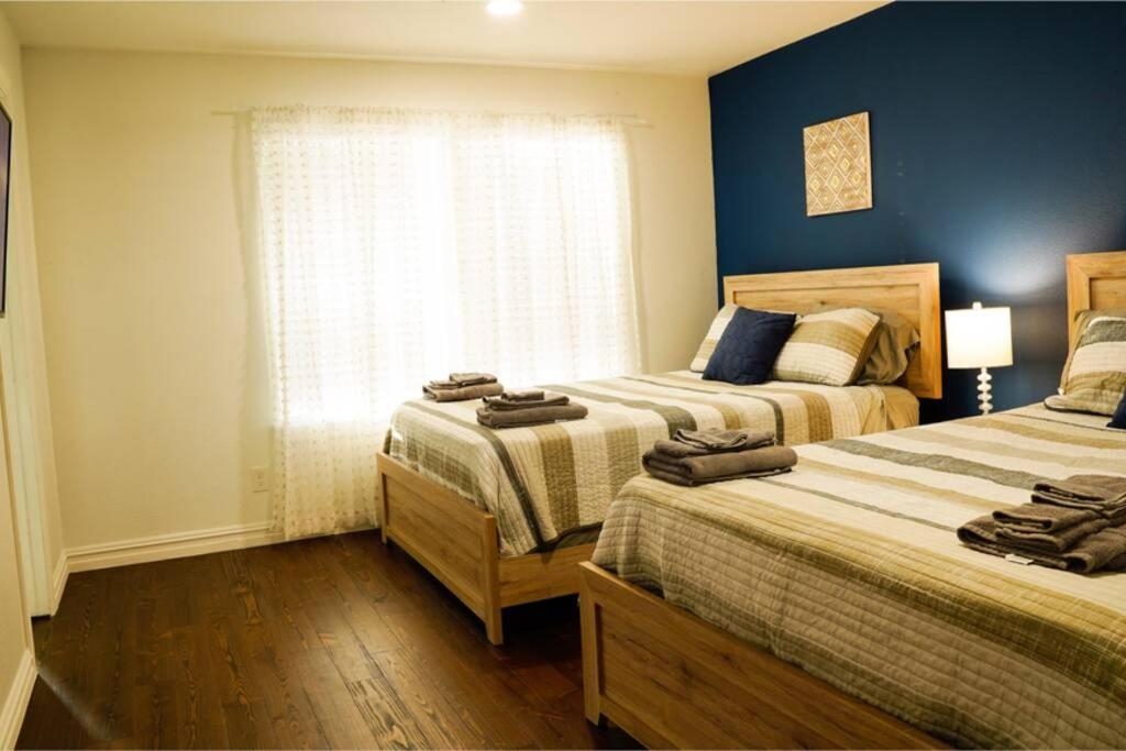 4br Large Yard W Hot Tub , Fire Pit And Basketball Hoop Dallas