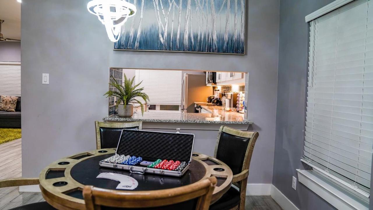 6 Bedroom Big W Hot Tub , Fire Pit & Basketballhoop * Dallas