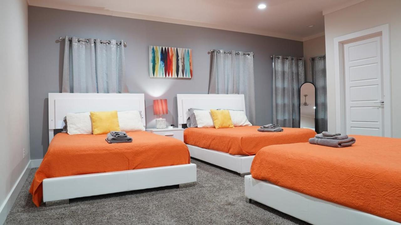 6 Bedroom Big W Hot Tub , Fire Pit & Basketballhoop Villa *