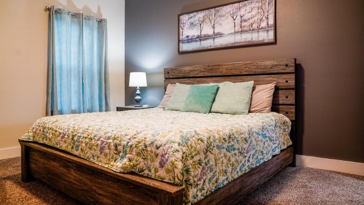6 Bedroom Big W Hot Tub , Fire Pit & Basketballhoop Dallas