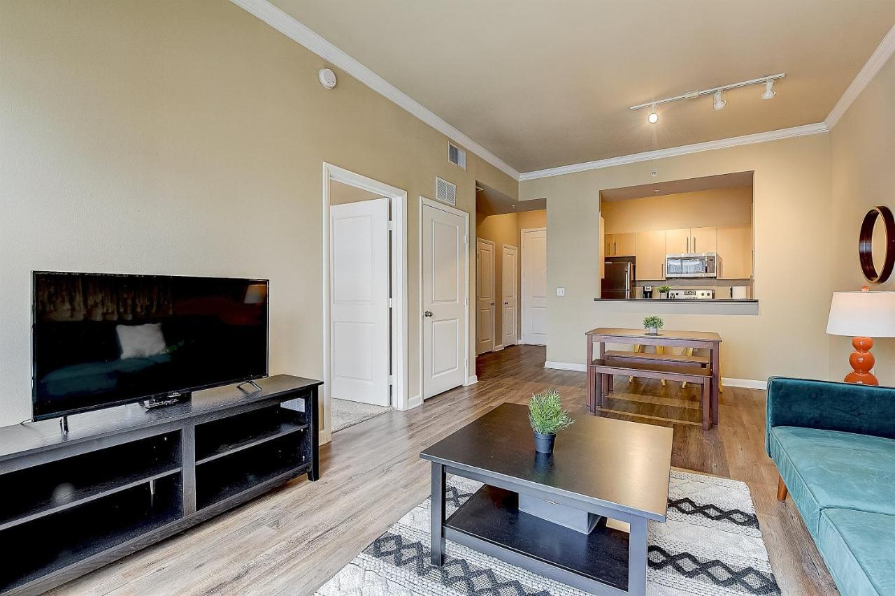 Frontdesk Oakwood Apts Uptown