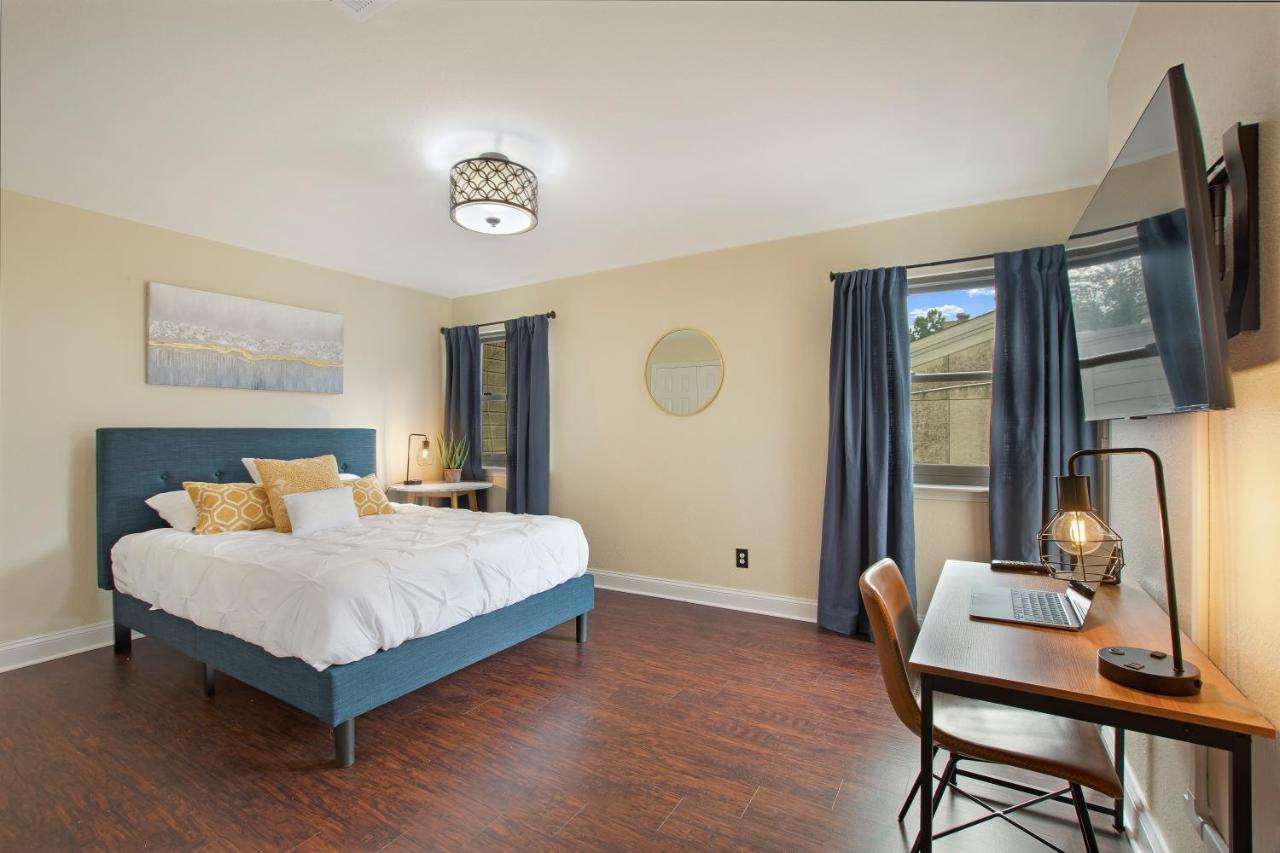 Cjs Cozy Farmhouse 2-Story Uptown Home Holiday home