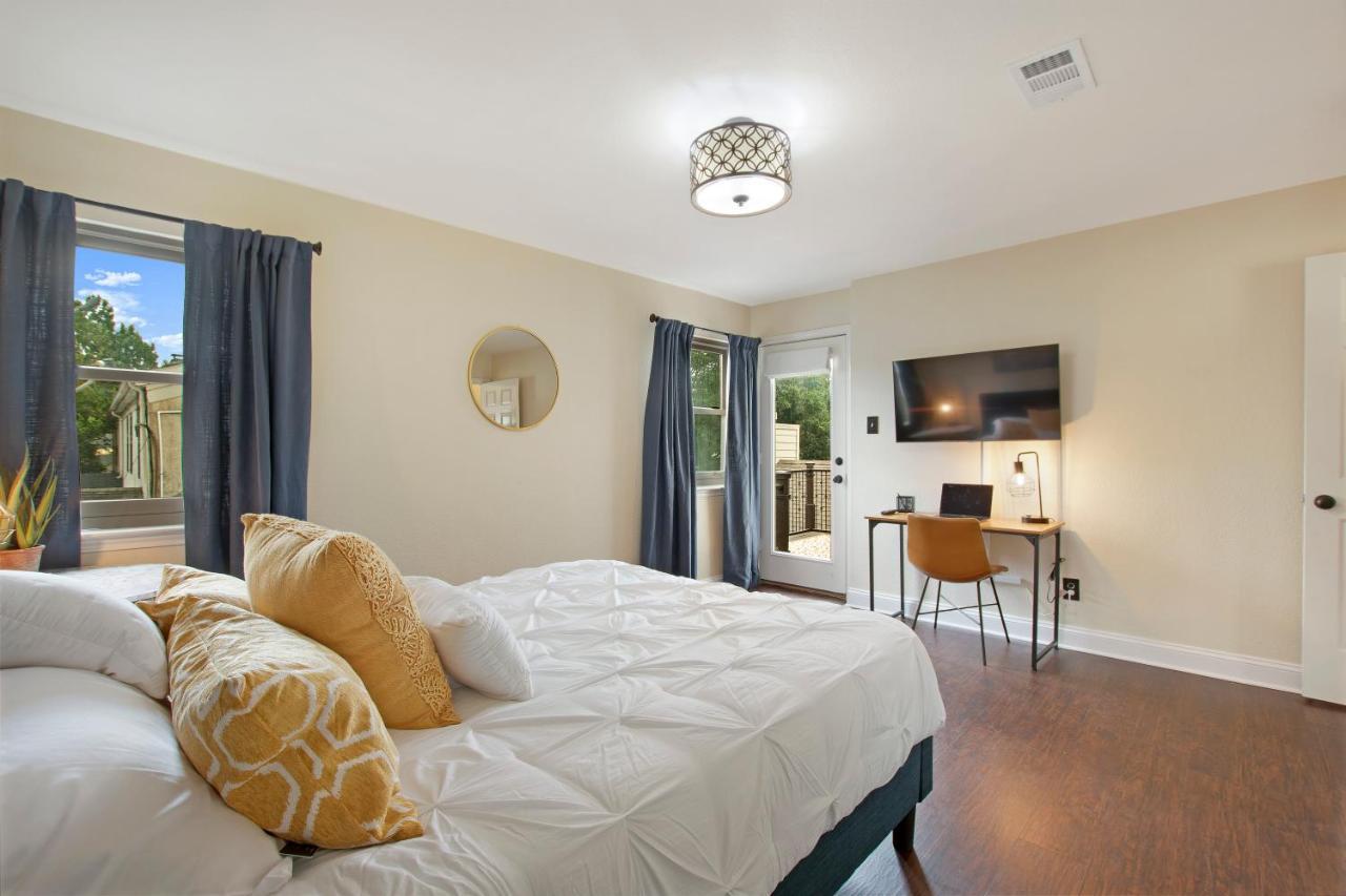 Cjs Cozy Farmhouse 2-Story Uptown Home *