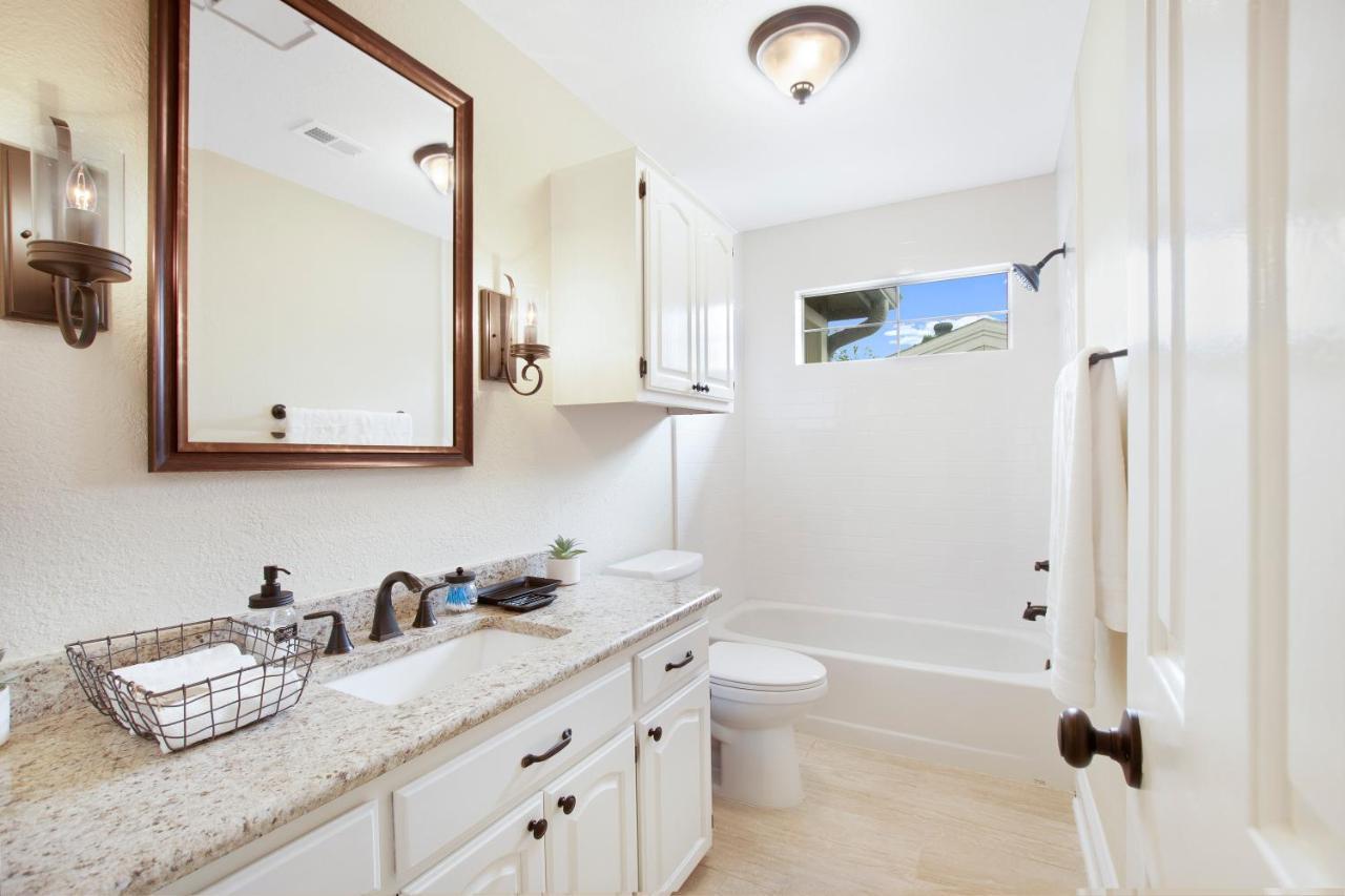 Cjs Cozy Farmhouse 2-Story Uptown Home Holiday home *
