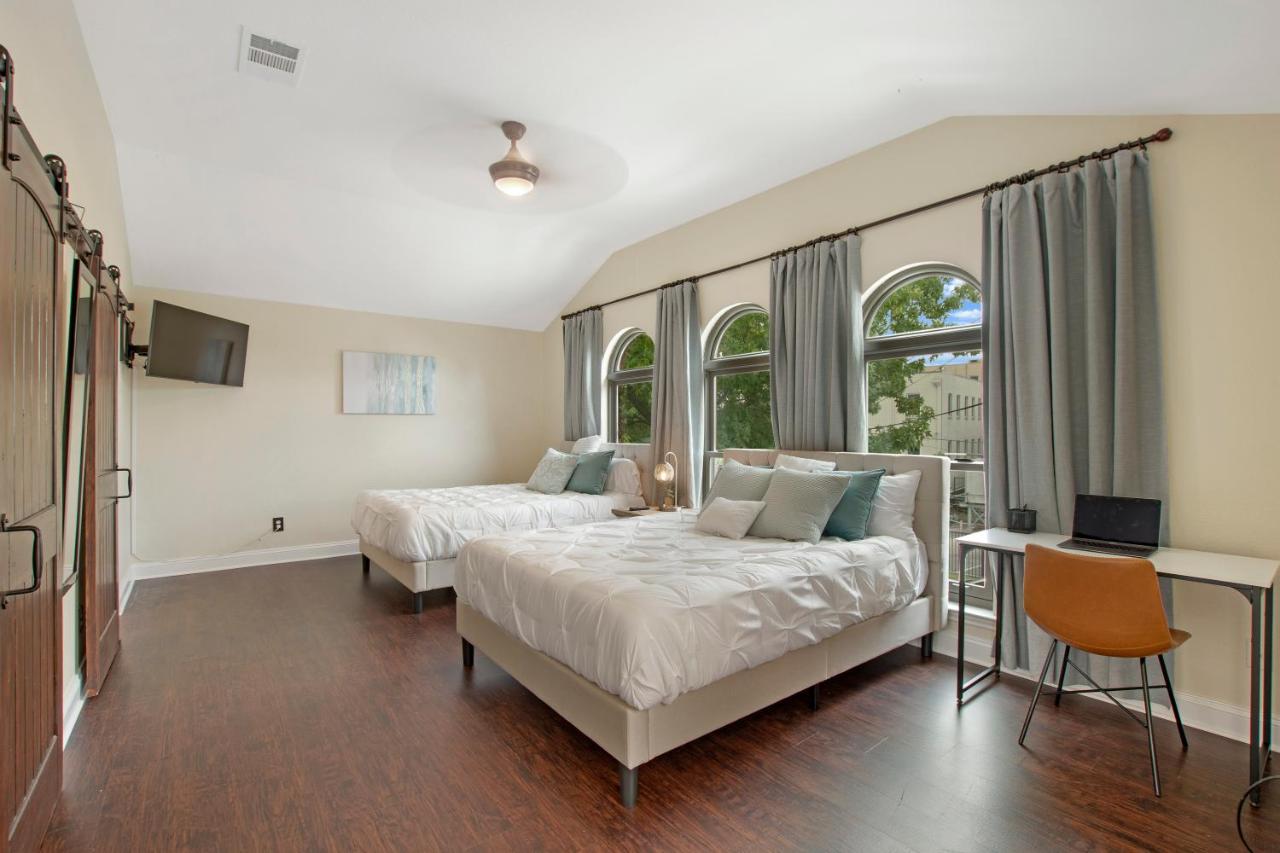 Cjs Cozy Farmhouse 2-Story Uptown Home Holiday home *
