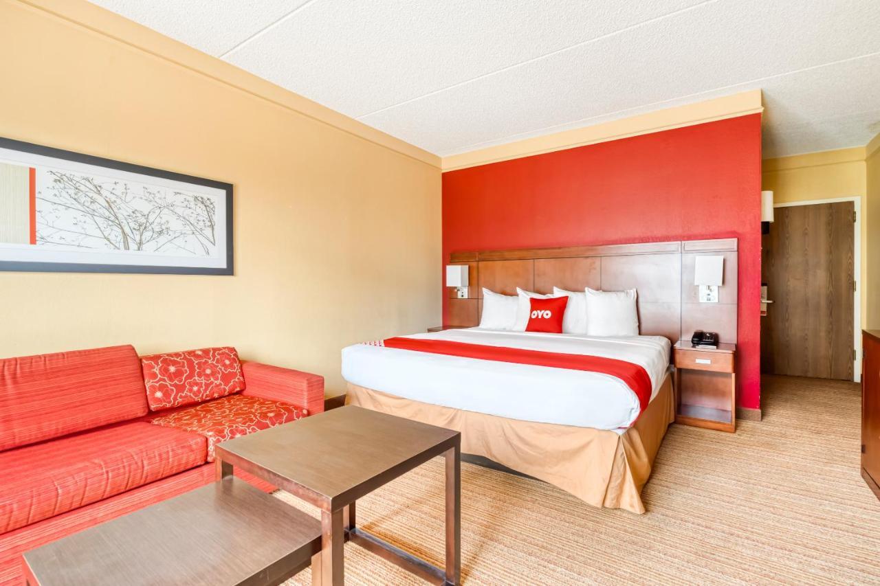 Super 8 By Wyndham Field Airport 2*