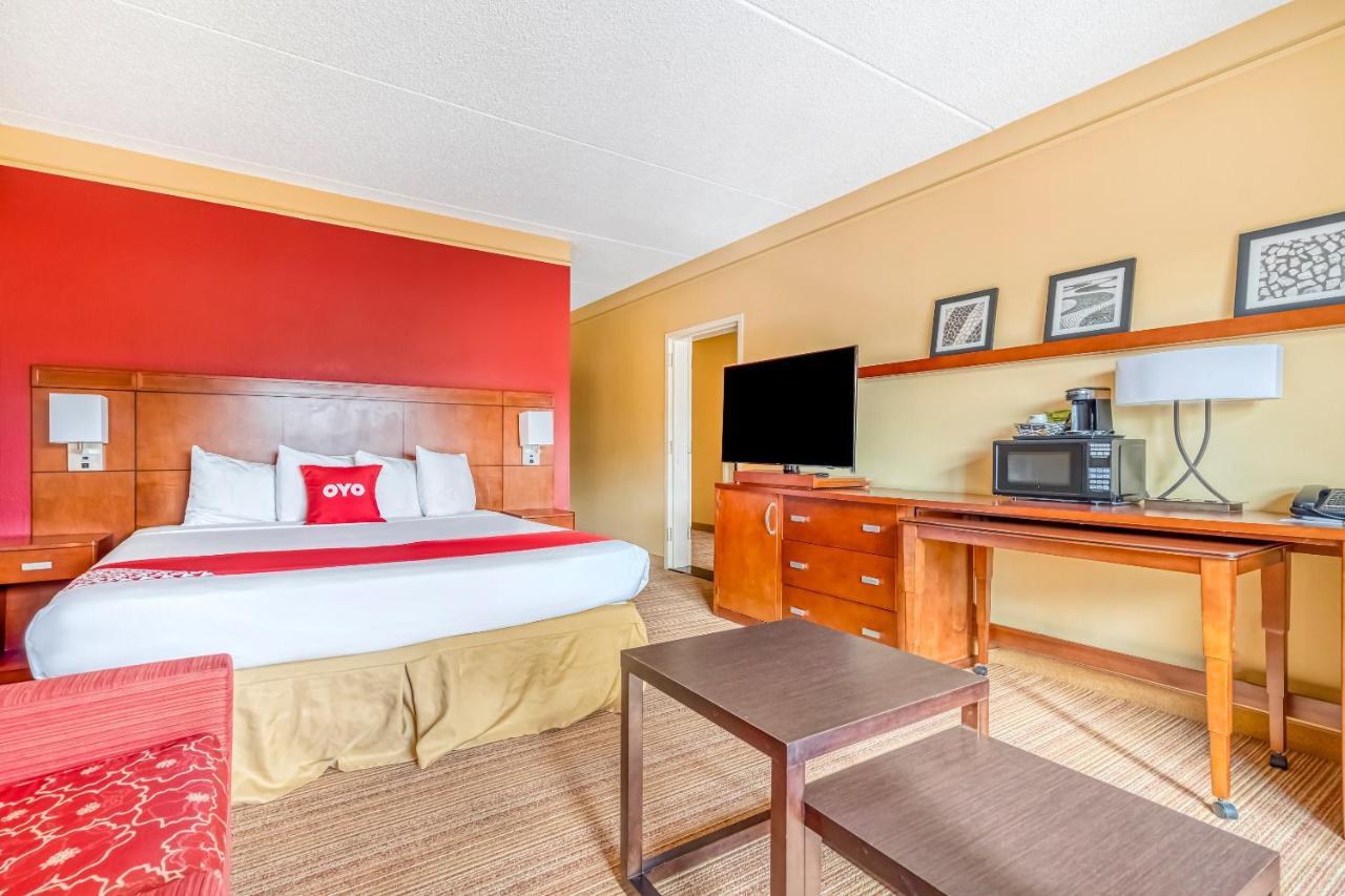 Super 8 By Wyndham Field Airport Hotel