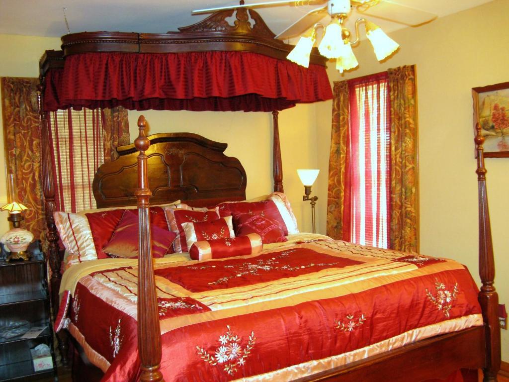 Alla's Historical Bed And Breakfast, Spa And Cabana Bed & Breakfast Dallas